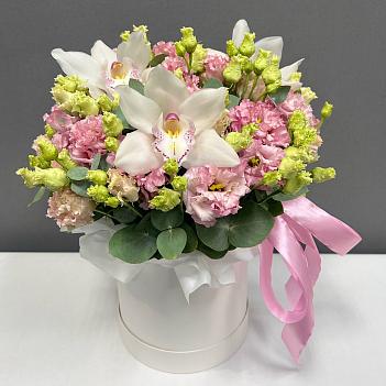 Шляпная коробка с розовой эустомой и 3 белыми орхидеями