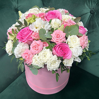 Букет из розовых роз,кустовых роз и эустом в шляпной коробке