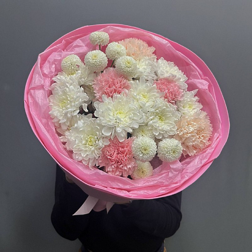 Букет из диантусов и кустовых хризантем в розовом фоамиране с доставкой в Москве
