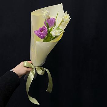 Букет с пионовидными тюльпанами и нарциссами