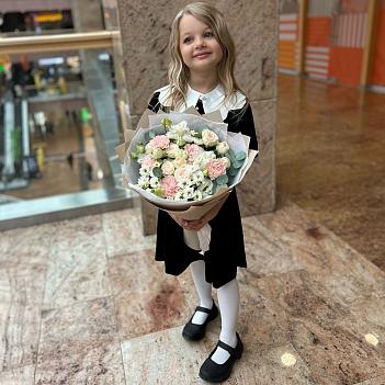Букет на 1 сентября с кустовыми розами, сантини и гвоздикой