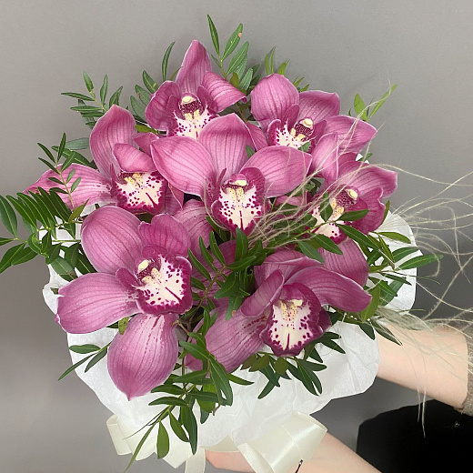 Шляпная коробка с розовыми орхидеями