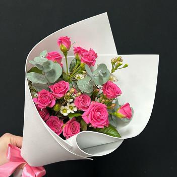 Микс из  розовых кустовых роз и шамелациума