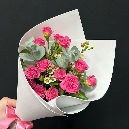 Микс из  розовых кустовых роз и шамелациума с доставкой в Москве