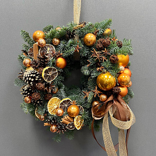 Венок из нобилиса с декором из шаров, апельсинов и корицы