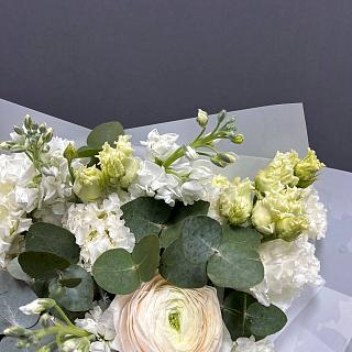 Букет из ранункулюсов, маттиолы и махровой эустомы