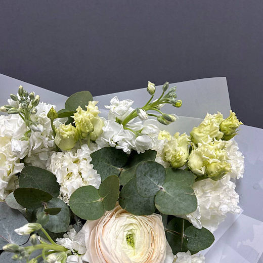 Букет из ранункулюсов, маттиолы и махровой эустомы с доставкой в Москве