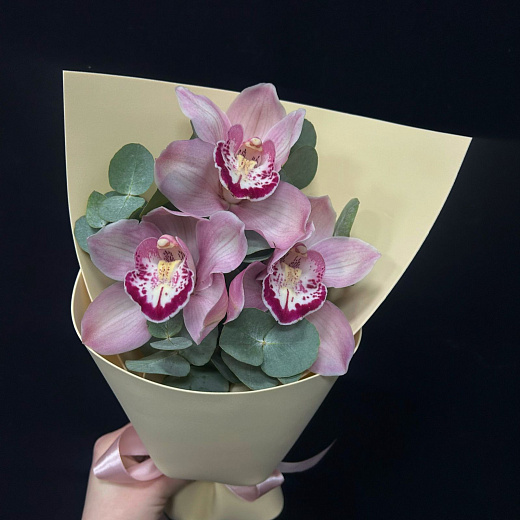 Букет из 3 розовых орхидей  с доставкой в Москве