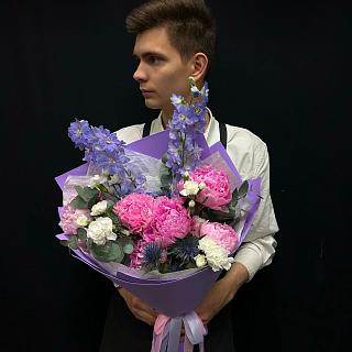 Садовый букет с пионами Сара Беранр, дельфиниумом и кустовой гвоздикой 