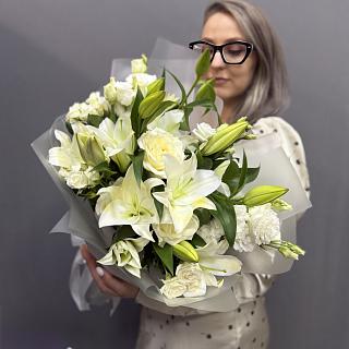 Букет с белыми лилиями, кустовыми розами и эустомой в матовой пленке