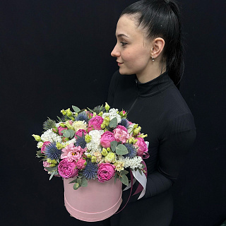 Микс из пионовидных роз Мисти Баблс, эустомы, статицы и эрингиума в шляпной коробке