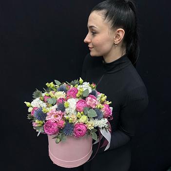 Микс из пионовидных роз Мисти Баблс, эустомы, статицы и эрингиума в шляпной коробке