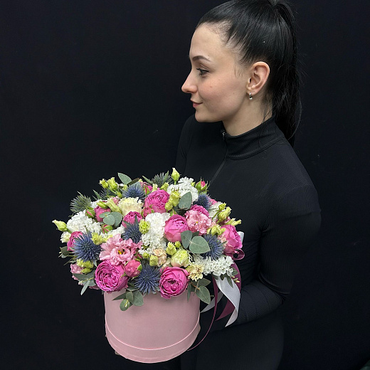 Микс из пионовидных роз Мисти Баблс, эустомы, статицы и эрингиума в шляпной коробке с доставкой в Москве