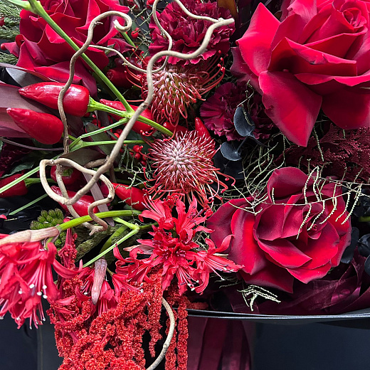 Авторский микс с французскими розами, амарантом, перцем и нерине в черном фоамиране  по лучшей цене в Москве Авторский микс с французскими розами, амарантом, перцем и нерине в черном фоамиране  с доставкой в Москве
