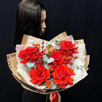 Микс с французскими розами и илексом Микс с французскими розами и илексом