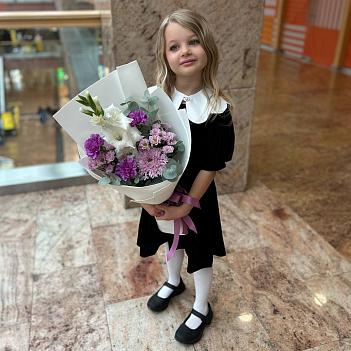 Букет на 1 сентбяря с белым гладиолусом, сиреневыми гвоздиками и хризантемой
