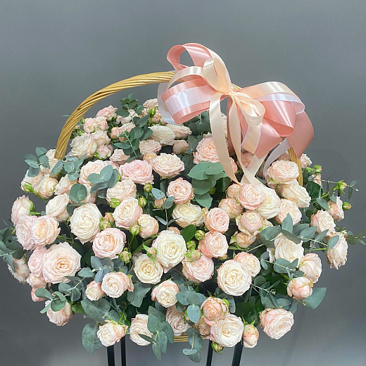 Пионовидные розы Бомбастик с эвкалиптом в корзине ( 39 шт)