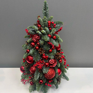 Елка из нобилиса с красным новогодним декором в кашпо