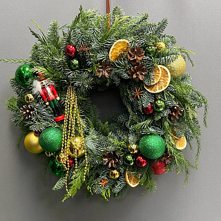 Новогодний венок с разноцветным декором и Щелкунчиком