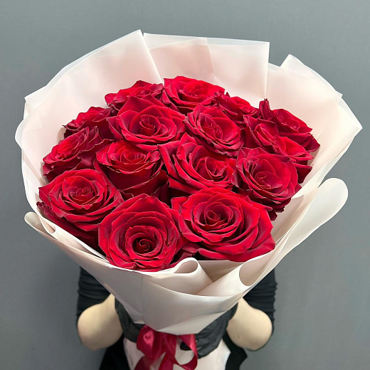 Монобукет из 15 красного эквадора в персиковой упаковке  с доставкой в Москве