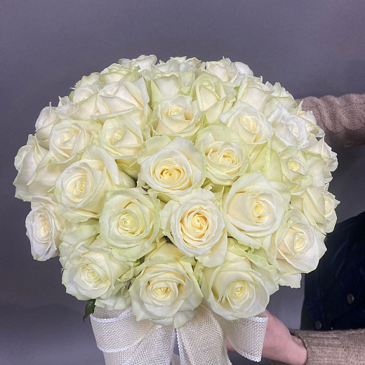 Белые розы в шляпной коробке (39 шт)
