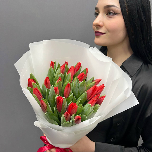 Букет из 25 красных тюльпанов в белой пленке по лучшей цене в Москве Букет из 25 красных тюльпанов в белой пленке с доставкой в Москве