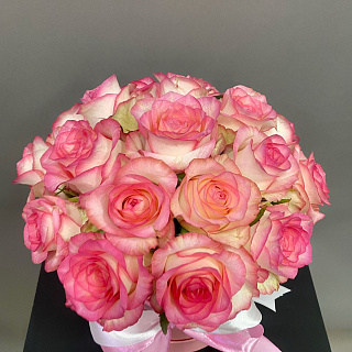 Букет из 19 роз Джумилия в розовой шляпной коробке
