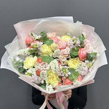 Микс с пионовидными розами, гвоздикой, эустомой и маттиолой