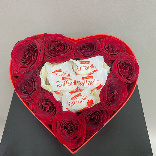 Красная коробка-сердце с 11 розами и Рафаэлло