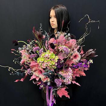 Авторский букет с сезонной гортензией, куэркусоим и гвоздикой Авторский букет с сезонной гортензией, куэркусоим и гвоздикой