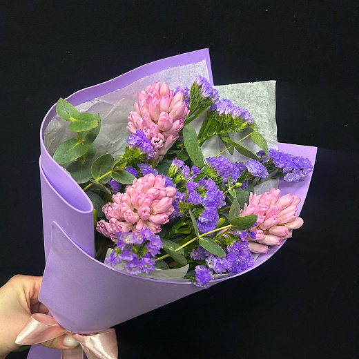 Букет из 3 розовых гиацинтов и статицы с доставкой в Москве