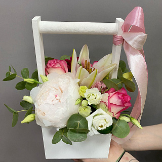 Букет из роз, лилии и пиона в белом ящике