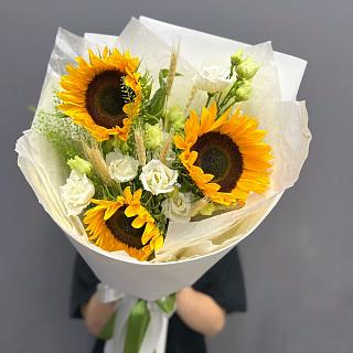 Микс с подсолнухами, эустомой и сухоцветами