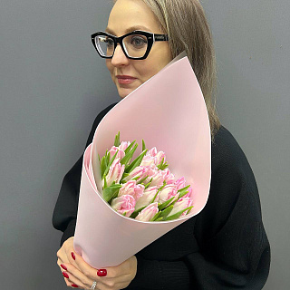 Букет из 15 розовых сортовых тюльпанов в розовом фоамиране
