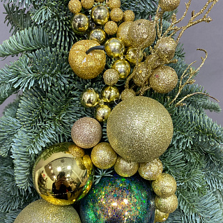 Елка из нобилиса с золотыми шарами и декором