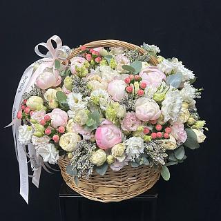 Авторская корзина с пионами Гардения, гиперикумом и эустомой 