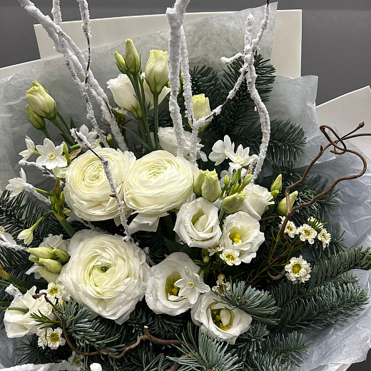 Хвойный букет с ранункулюсами, нарциссами и эустомой  с доставкой в Москве