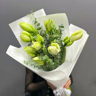 Монобукет из 9 белых амариллисов с эвкалиптом 