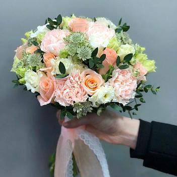 Букет невесты из персиковых роз, гвоздик и эустомы
