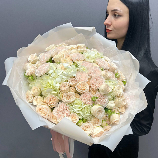 Сборный букет с гортензиями, пионовидной розой и гвоздикой с доставкой в Москве