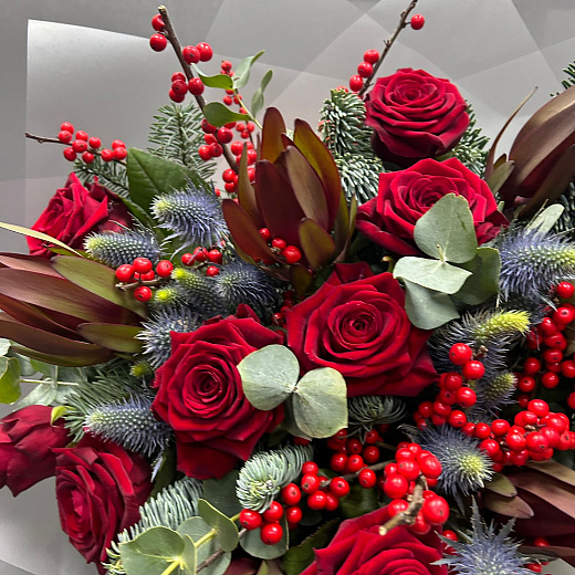 Зимний букет с красными розами, илексом и нобилисом с доставкой в Москве