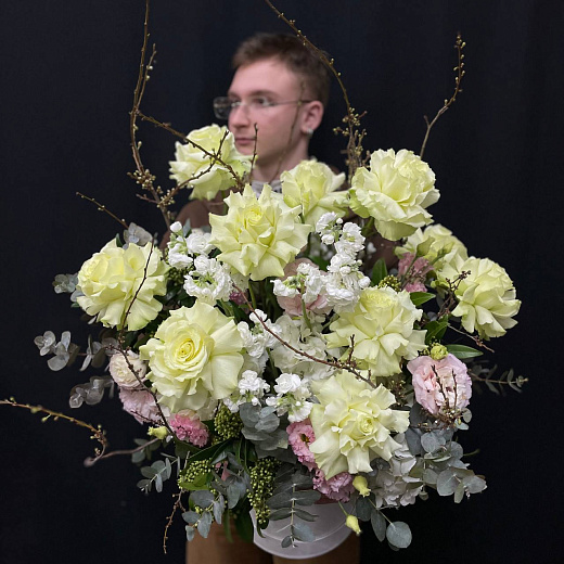 Композиция в шляпной коробке из французских роз, маттиолы, эустомы, гортензиий, скимии и цветущих веток по лучшей цене в Москве Композиция в шляпной коробке из французских роз, маттиолы, эустомы, гортензиий, скимии и цветущих веток с доставкой в Москве