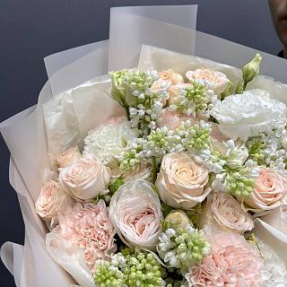 Микс-букет с белой сиренью, розами и эустомой