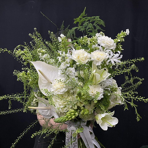 Авторский микс с белыми лилиями, гортензией, гвоздиками, каллами, кустовыми розами и декоративной зеленью с доставкой в Москве
