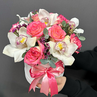Микс с розами Джумилия и орхидеей в шляпной коробке