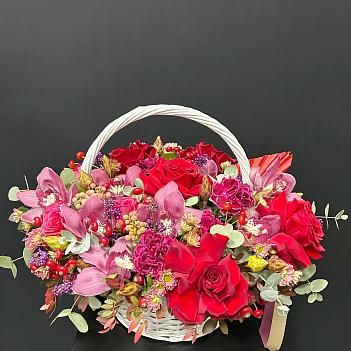 Авторская корзина с французскими розами и розовой орхидеей