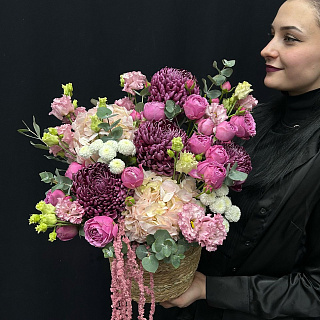 Плетеное кашпо с сезонными хризантемами, пионовидной кустовой розой и амарантом 