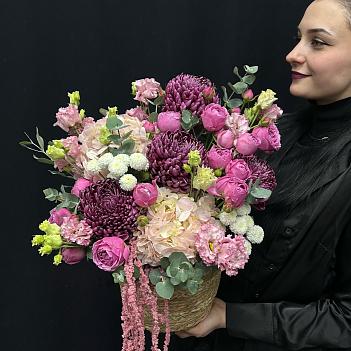 Плетеное кашпо с сезонными хризантемами, пионовидной кустовой розой и амарантом 