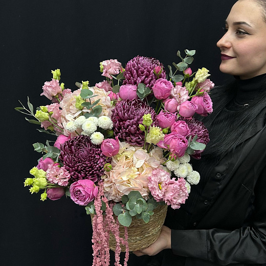 Плетеное кашпо с сезонными хризантемами, пионовидной кустовой розой и амарантом  с доставкой в Москве
