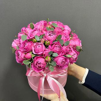 Пионовидные розы Мисти Баблз и эвкалипт в розовой коробке